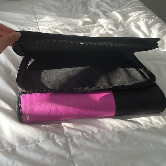 Hi,I’m selling this binder. It’s been used once(for a day) no rips, no markings. - Picture 2 of 4